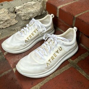 Atreyu Base Model Running Shoes in Ivory and Gold